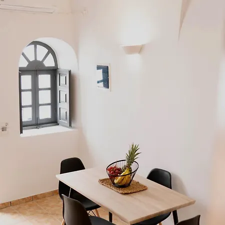 The Lithos By A Terre Cave סנטוריני